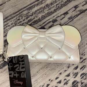 Disney Minnie Mouse Iridescent Wedding Quilted Bow Wristlet Wallet